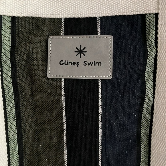 Madewell, Wolf & Badger, Gunes Swim Kit Beach Tote in cracked pepper - Picture 4 of 7